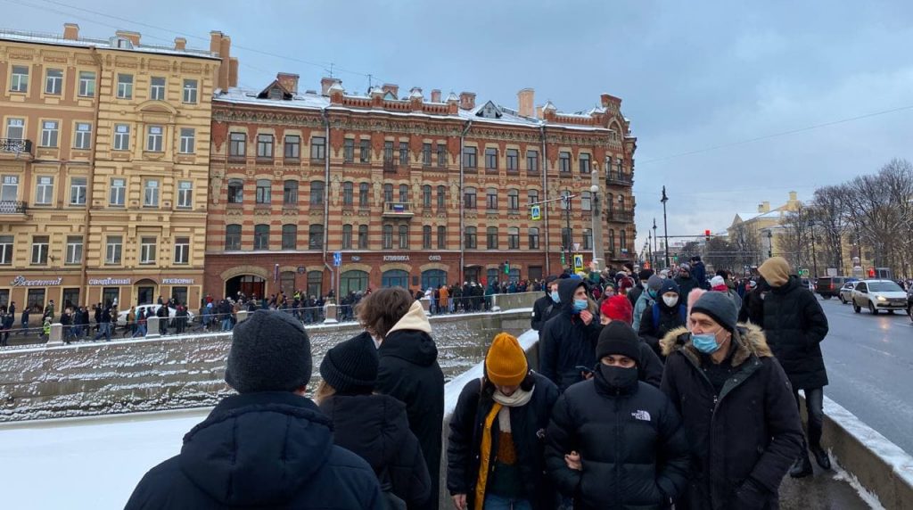 Санкт петербург ситуация. Митинг на Фонтанке. Набережной Фонтанки митинг на. Демонстранты на набережной Фонтанки. Протест на Петроградке.