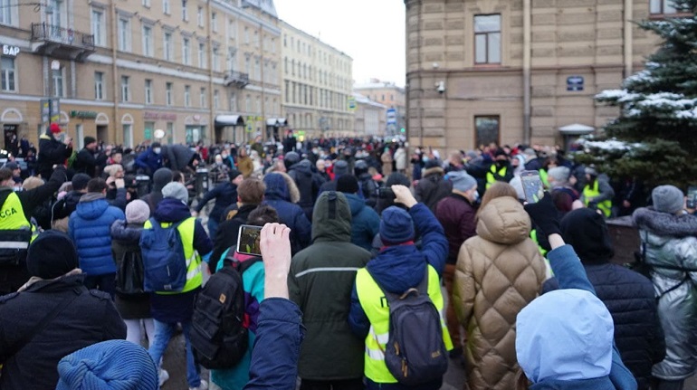 Санкт петербург подросткам. Пенсионеры на митинге Навального. Шествие в Санкт-Петербурге май 2019 штаб Навального. Сенная площадь митинг. Шествия в Питере стыд Додолой.