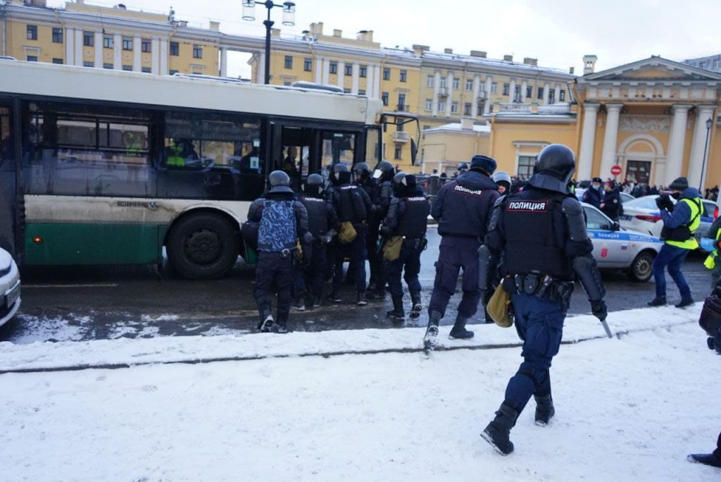 В Петербурге арестовали толкнувшего полицейского протестующего