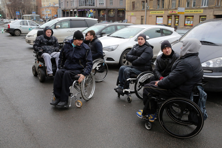 Инвалидов лишат групп. Сотрудники с инвалидностью. Субсидия за трудоустроенного инвалида. Инвалидная коляска на парковке Мем.