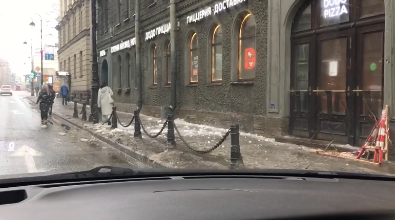 Ледяные тротуары в Питере глыбы. Сугробы Петроградская. Неубранные тротуары Питера. Петербург Невский проспект гололед.