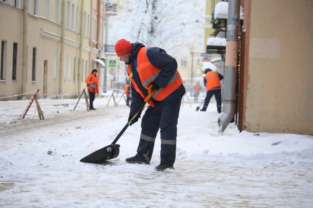 Частные бригады готовы убирать снег в Петербурге, но Смольный не смотрит в их сторону