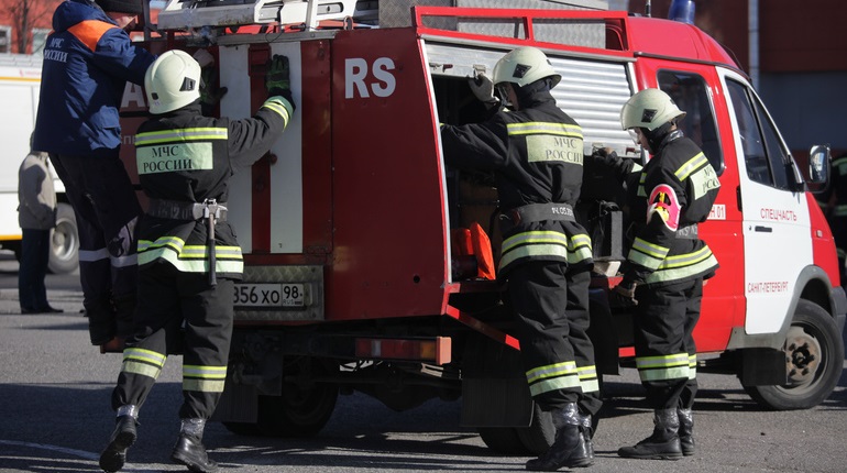 На Большеохтинском пожарные ночью тушили постельное белье в «двушке»