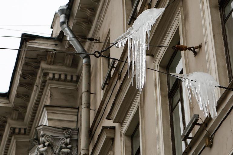Глыбы льда с крыш отправили двоих петербуржцев в больницу: проводится проверка