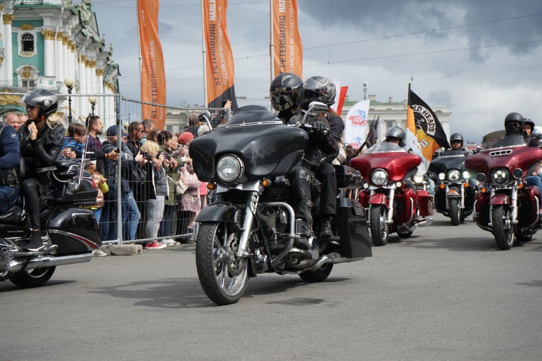 Байкер на Harley-Davidson насмерть разбился о бетонную стену в Петербурге