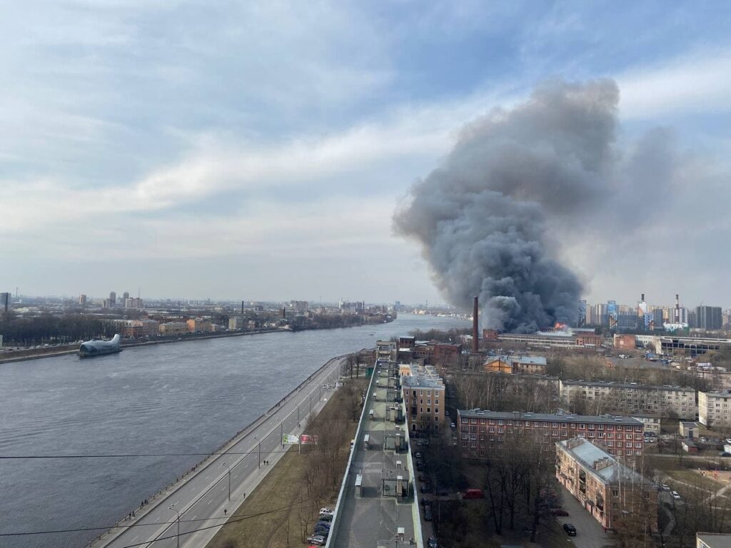 Пожар в санкт петербурге. Невская мануфактура в Санкт Петербурге. Невская мануфактура Октябрьская набережная. Пожар Невская мануфактура Октябрьская набережная. В Санкт Петербурге горит Невская мануфактура.