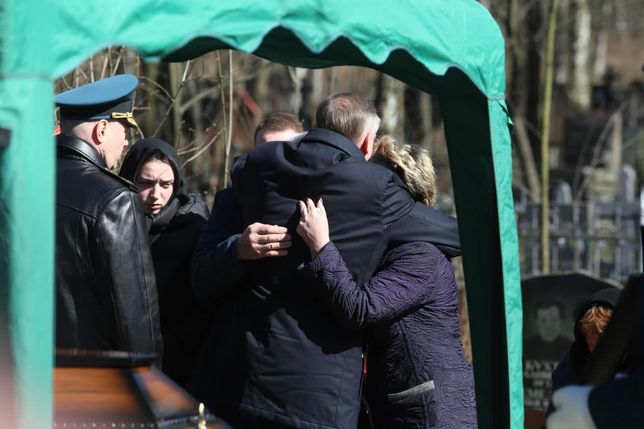 Прощание с навальным в петербурге. Похороны пожарных Серафимовское кладбище. В Петербурге простились с погибшим.