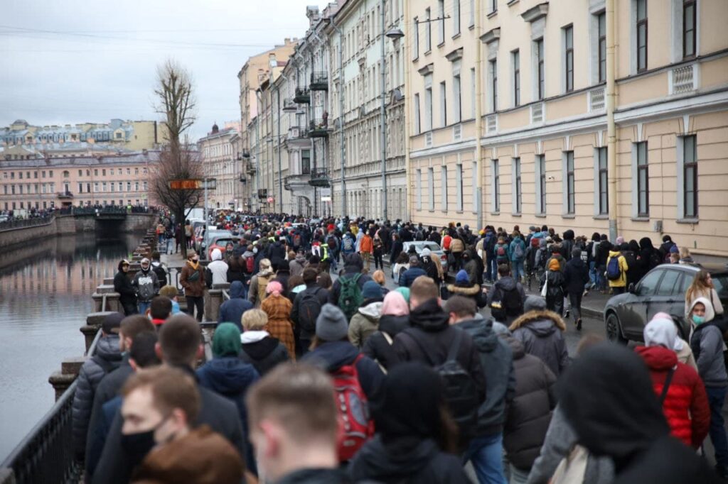 Неделя в петербурге. Сенная площадь Санкт-Петербург лето. Думская дождь канал. Митингующие на мойке. Токио на Сенной площади.