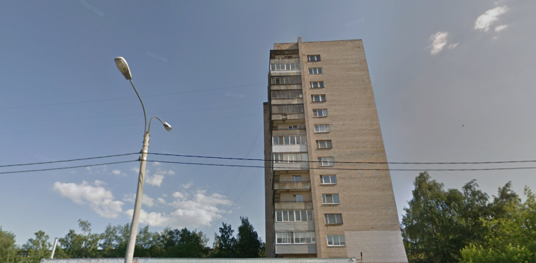 Молодая мигрантка с криком выпала из окна на Крыленко и разбилась