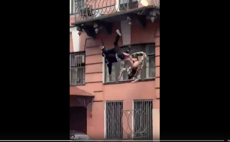 Прокуратура проверяет падение пары с балкона в центре Петербурга