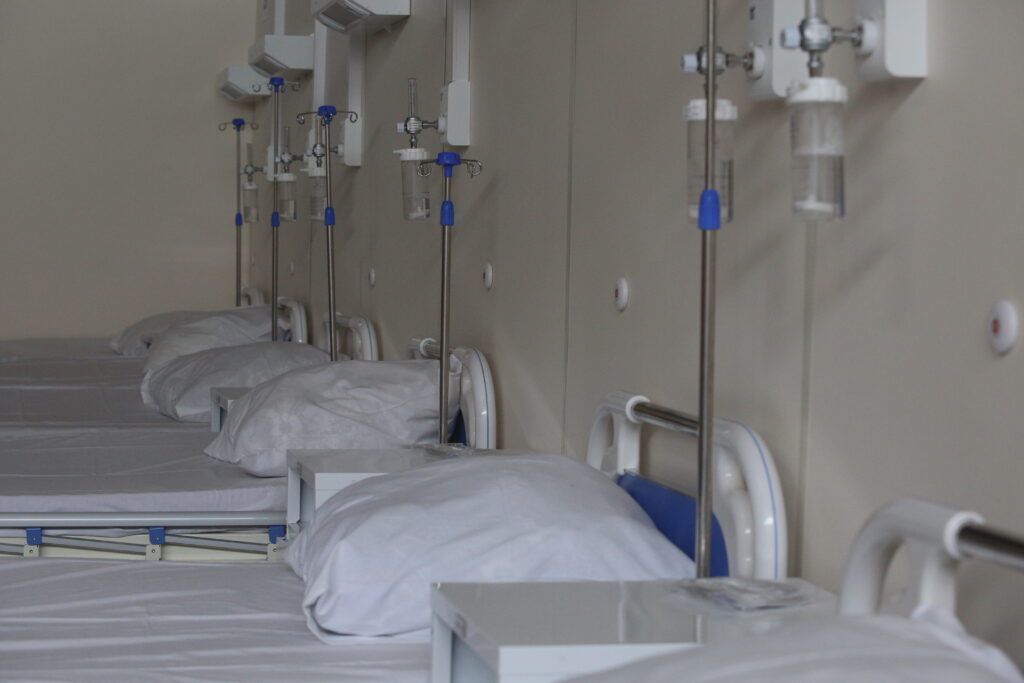В Петербурге за сутки госпитализировано на 107 пациентов с COVID-19 больше, чем днем ранее