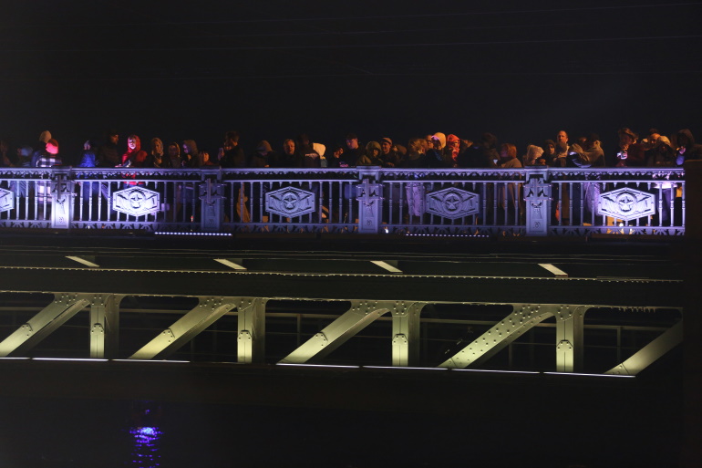 Разведены мосты все спят песни. Дворцовый мост лазерное шоу 2023 Рахманинов. Концерт 27 мая классика на Дворцовой фото с концерта.