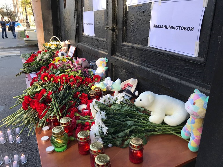 Петербуржцы продолжают приносить цветы к представительству Татарстана