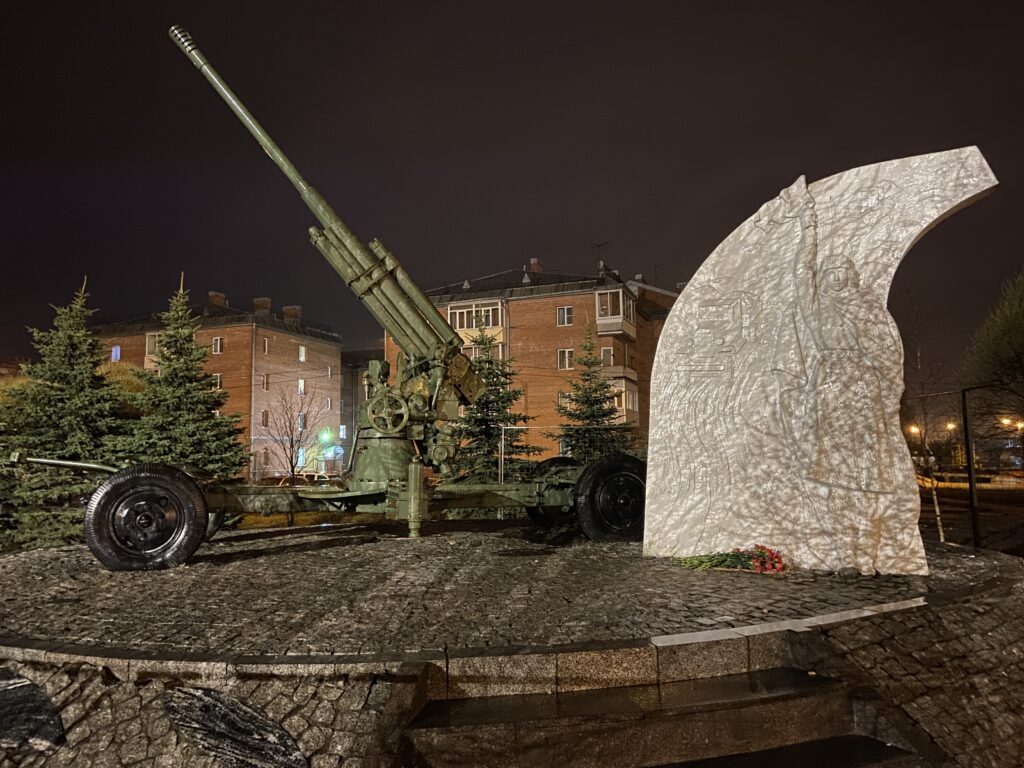 Памятник блокадной регулировщице на Рябовском шоссе оформили подсветкой |  06.05.2021 | Санкт-Петербург - БезФормата