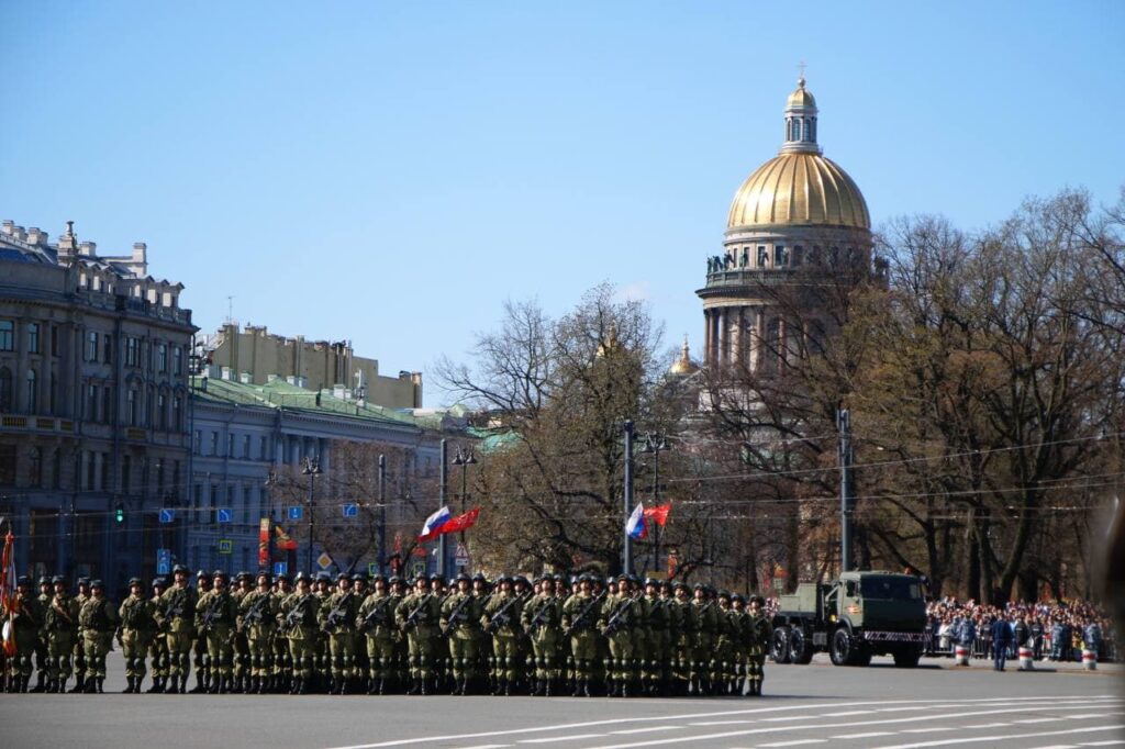 Военный парад и салют состоятся в Петербурге 9 мая