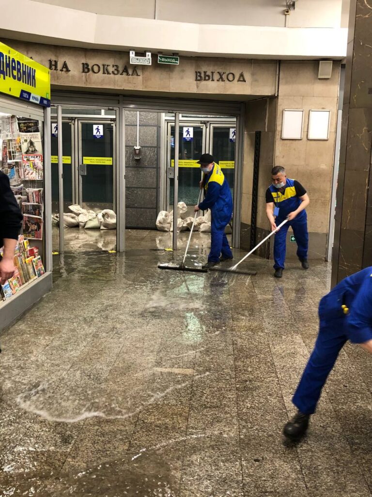 Метро питер затопило. Затопило метро площадь Восстания. Площадь Мужества метро затопило. Затопление станции метро. В Питере затопило метро.