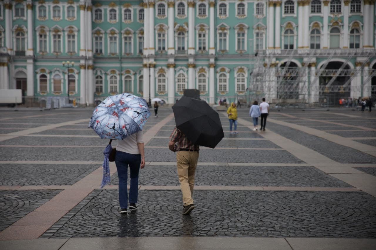 Погода в питере сейчас видео. Дождь в Питере. Питер дождь день. Питерский гид. В Петербурге сегодня дожди.