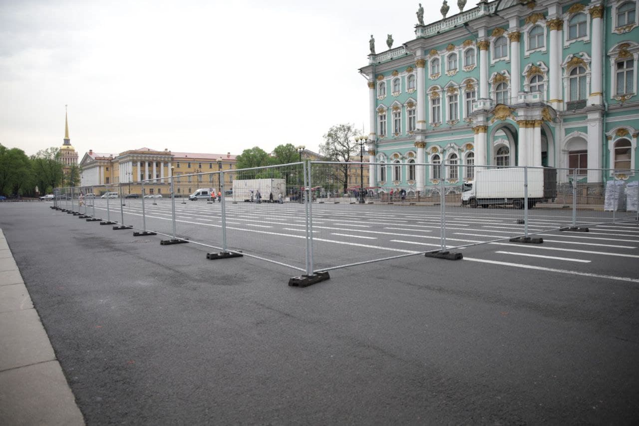 Эрмитаж парковка. Дворцовая площадь день города. Дворцовая тюрьма в Питере. День города СПБ. Фотосессия в городе СПБ.