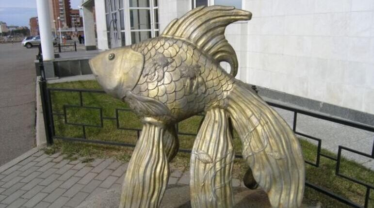 Хвойная рыба. Скульптура "Золотая рыбка". Скульптура Золотая рыбка Сочи. Скульптура Золотая рыбка в Калуге. Скульптура "Золотая рыбка" СПБ Приморский район.