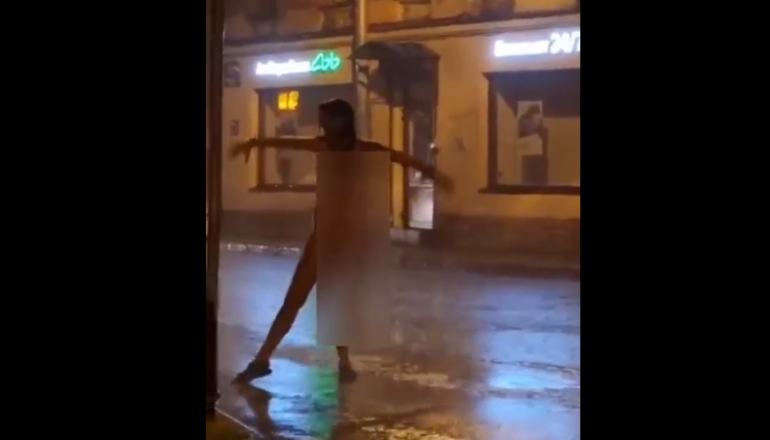 Петербурженка исполнила эротический танец под дождем на Петроградке