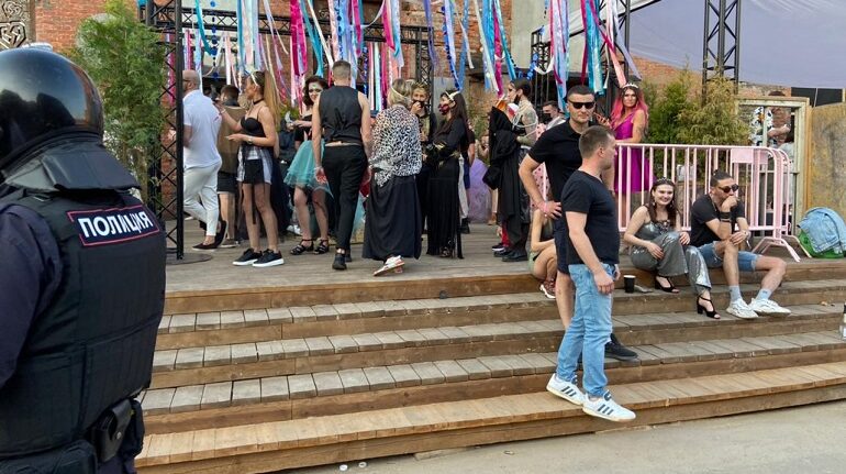 За нарушение «антиковидных» правил в Петербурге остановили работу двух кинозалов и музыкального фестиваля