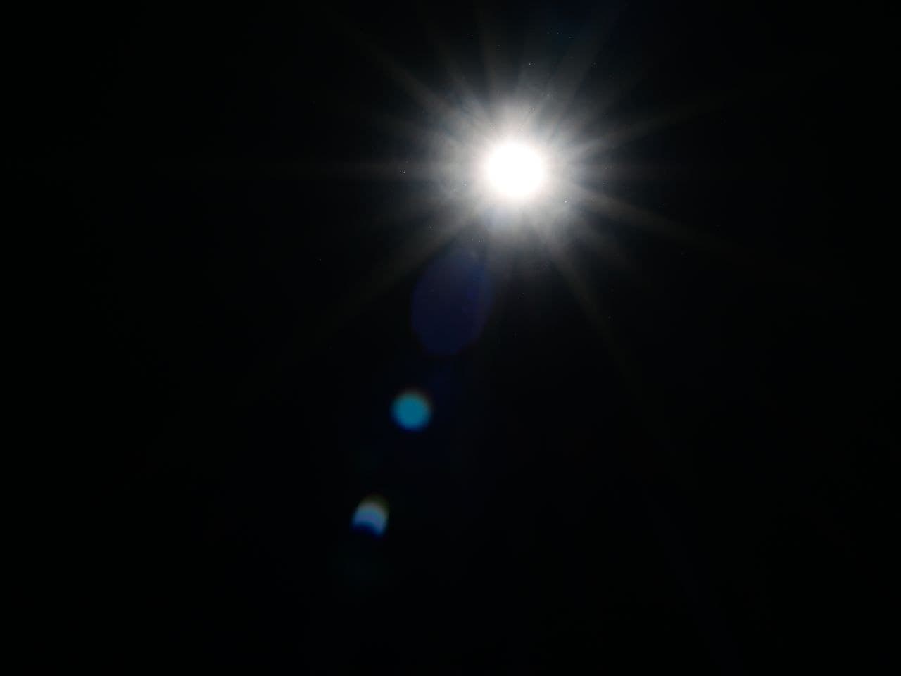 Солнечное затмение в петербурге когда будет. Затмение в Питере 2023. Звезда блеснула белым цветом и исчезла.