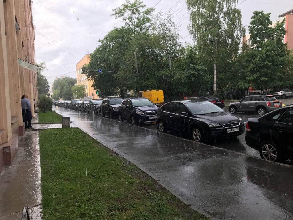 Ливень в санкт петербурге. Санкт Петербург после дождя. Жара в Питере. Ливень в СПБ 18 июня 2020. Дождик центр СПБ.