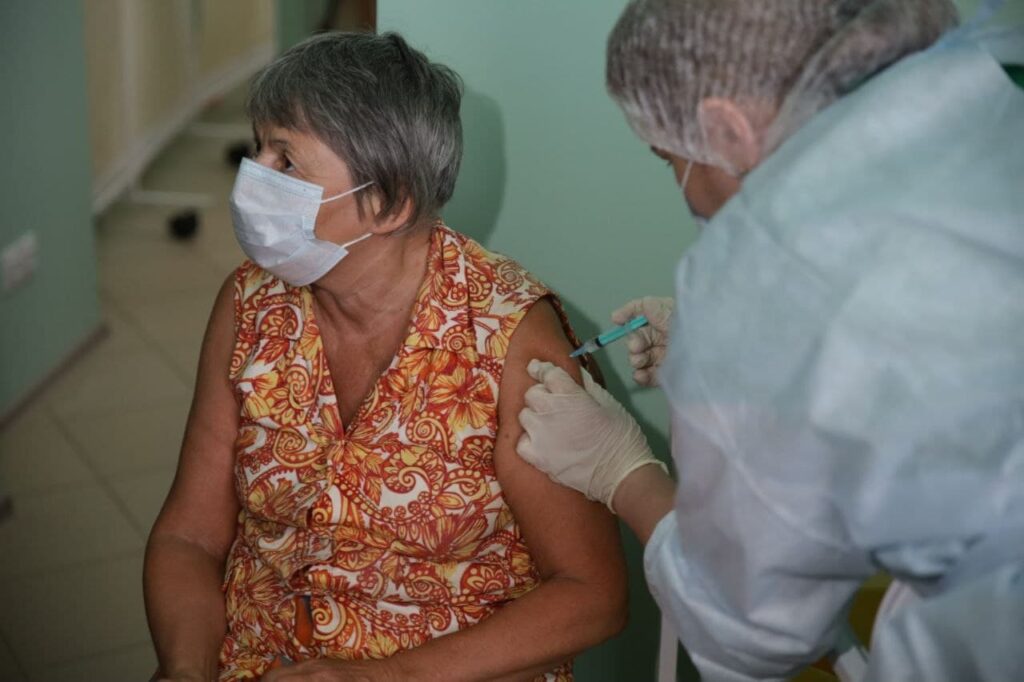 Роспотребнадзор ввел обязательную вакцинацию от COVID-19 для пожилых петербуржцев