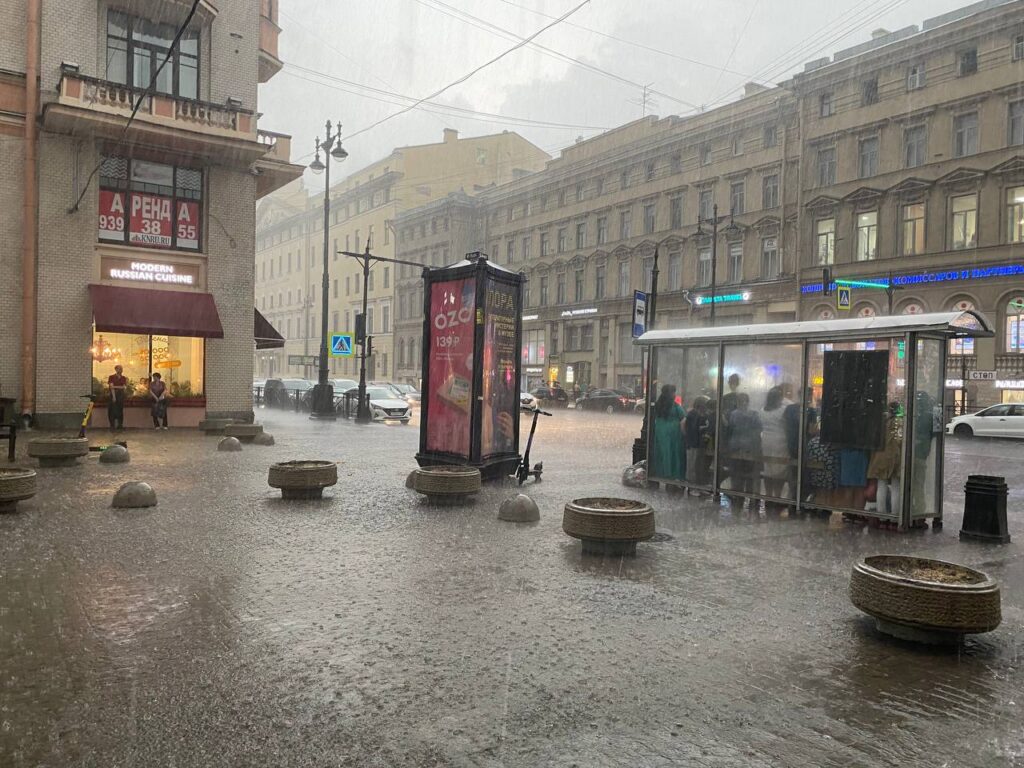 Когда начнется дождь в спб. Санкт-Петербург ливень. Ливень в Питере. Ливень в СПБ фото. Петербург после дождя.