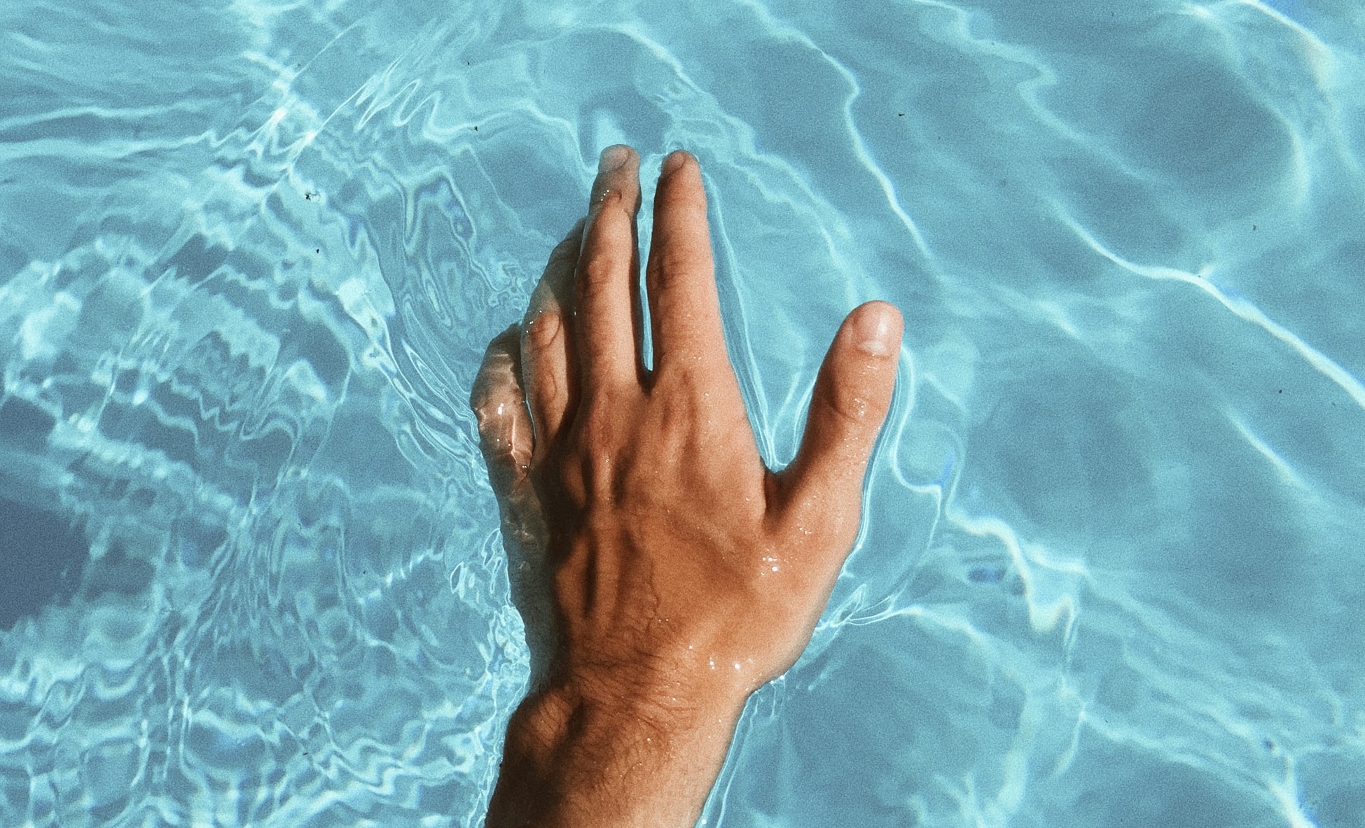 голый мужчина купается в море