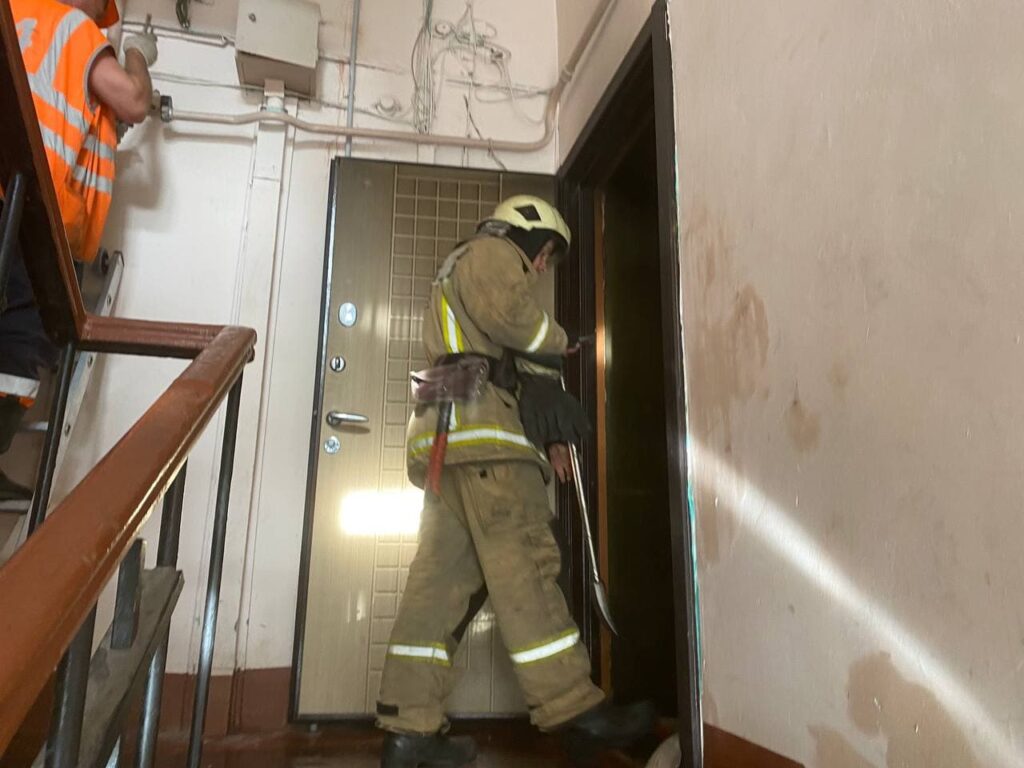 Пожарные на Большеохтинском проспекте двадцать минут тушили кухонную мебель