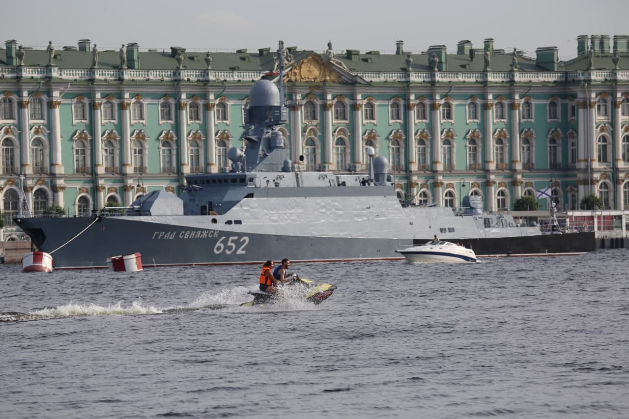 Военно морской питер. Академия ВМФ Петербург на реке Нева. День ВМФ Петербург. Снимки с набережной СПБ кораблей ВМФ. День ВМФ на Неве панорама.