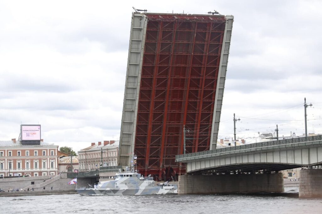 В центре Петербурга в День ВМФ разведут четыре моста на несколько часов