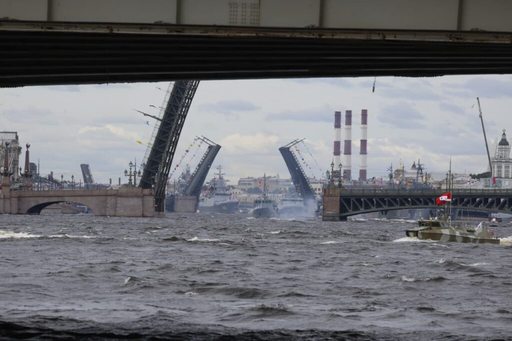 Дворцовый и Литейный мосты готовы к военно-морскому параду