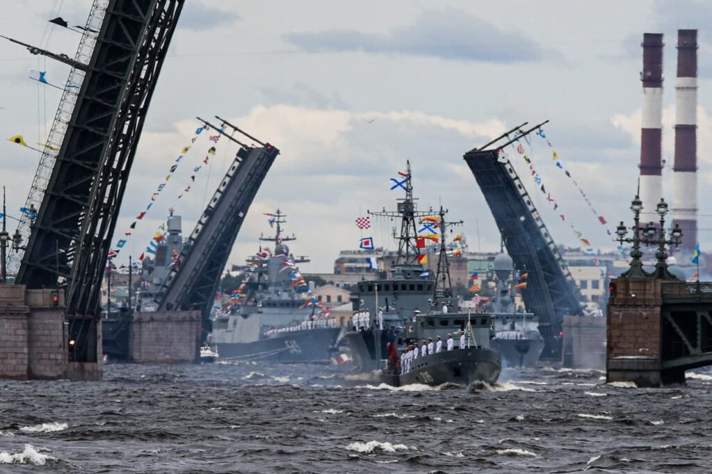 Для трансляции парада в День ВМФ в центре Петербурга до начала августа перекроют движение