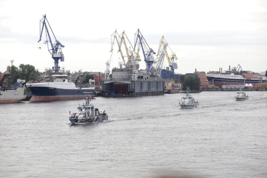 Четыре моста разведут в Петербурге в День ВМФ