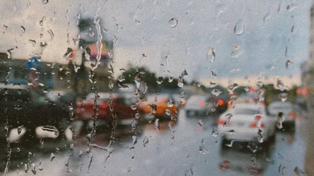 Жителей Петербурга предупредили о подбирающихся грозах, дожде и граде