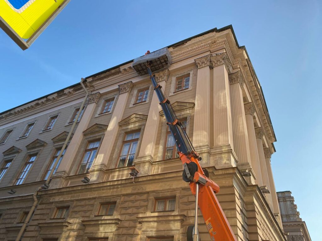 Рабочие &#171;обскоблили&#187; фасад Мариинского дворца