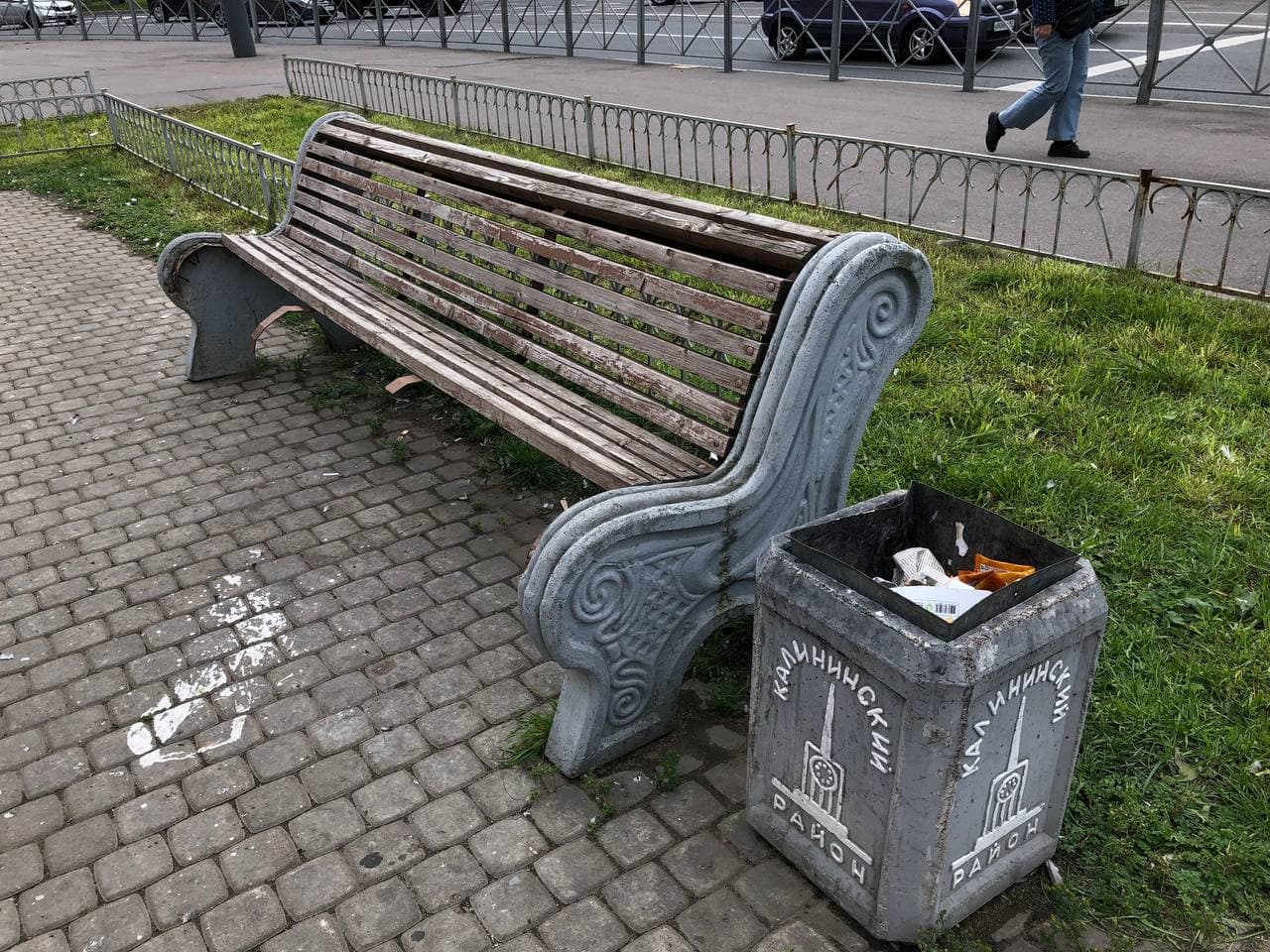 Петербуржцы пожаловались на несанкционированную торговлю возле метро 