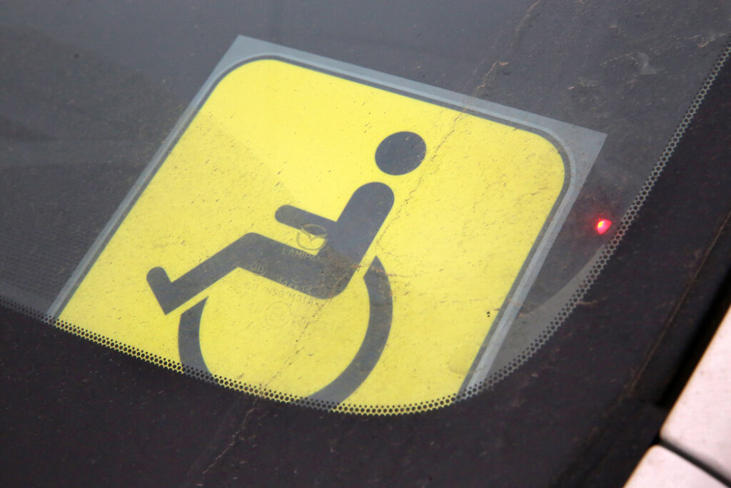 Комитет по транспорту добавил места для инвалидов в зоне платной парковки