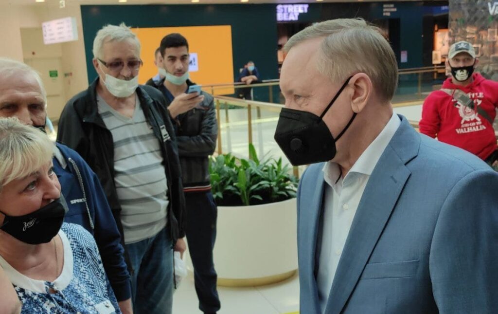 Беглов посетил самый крупный центр вакцинации в Петербурге