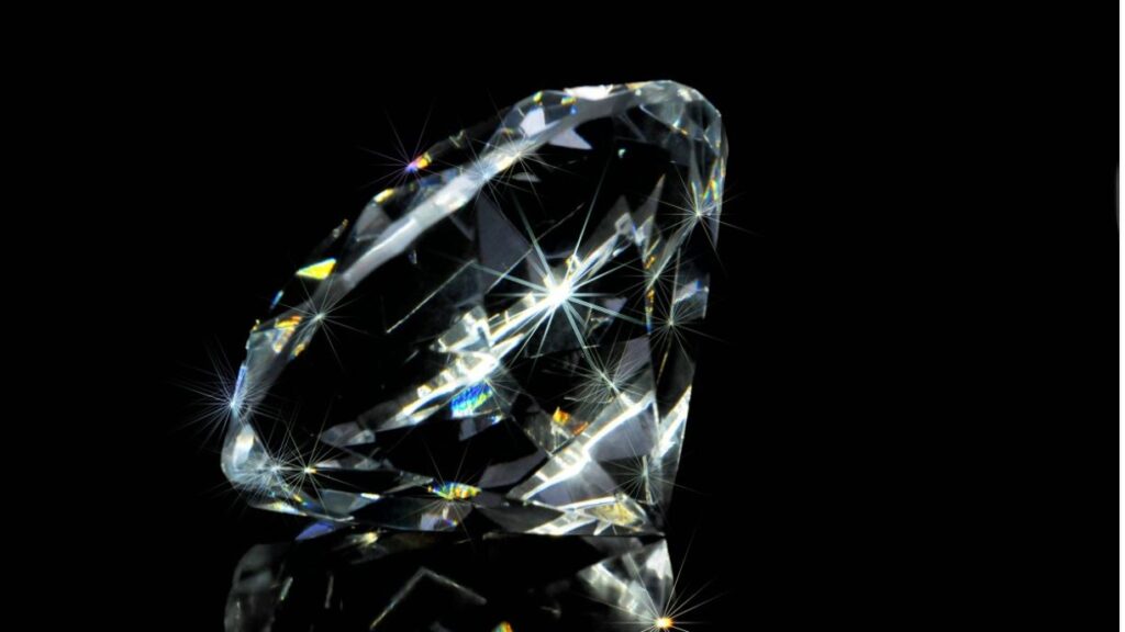 Ученые в Китае создали стеклообразный материал прочнее алмаза