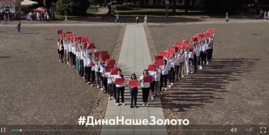 Молодые петербуржцы вышли с плакатами в поддержку гимнасток Авериных