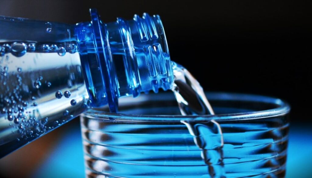 Диетолог Тихомирова рассказала, кому нельзя запивать еду водой