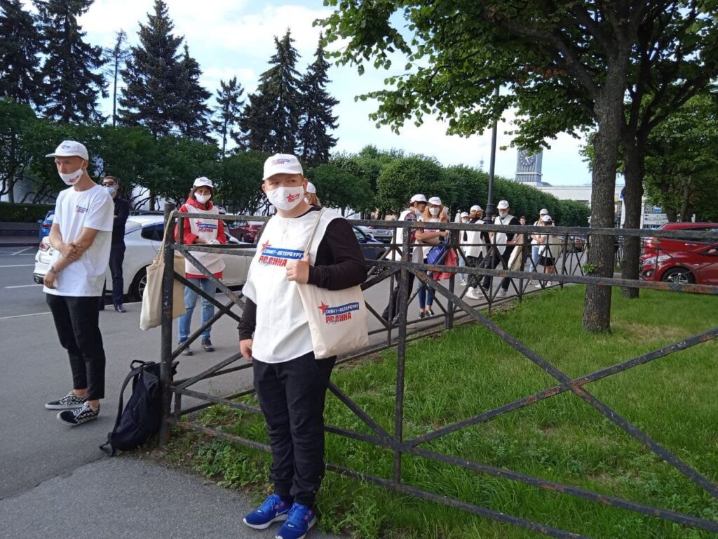 Сторонники в белых футболках пришли поддержать регистрацию Булановой кандидатом в депутаты