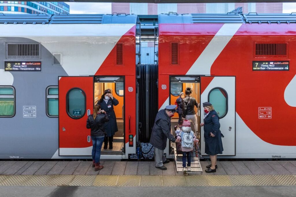 В сентябре и октябре между Петербургом и Москвой запустят дополнительные поезда