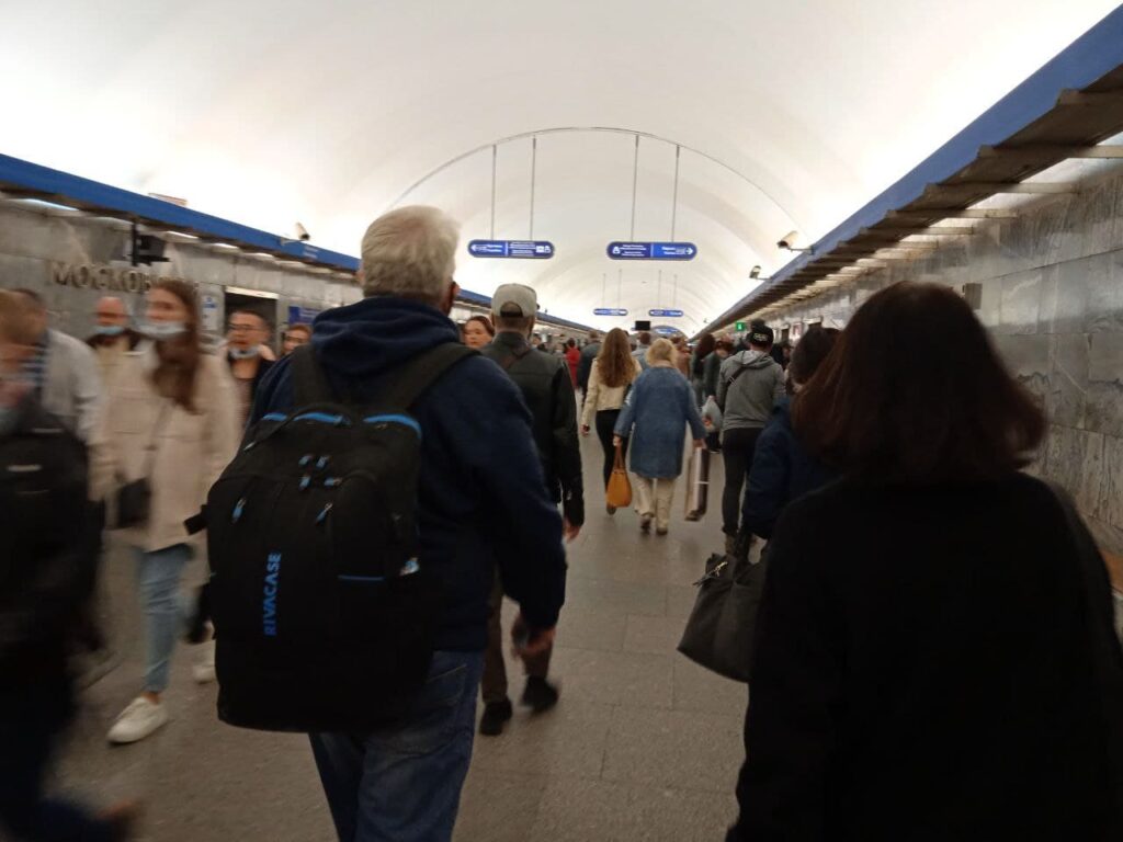 В петербургском метро депутаты могут ввести правила почти как в Ватикане