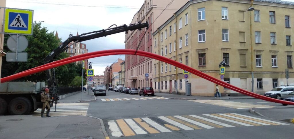 Огромная красная труба загородила проезд по Витебской улице в центре Петербурга