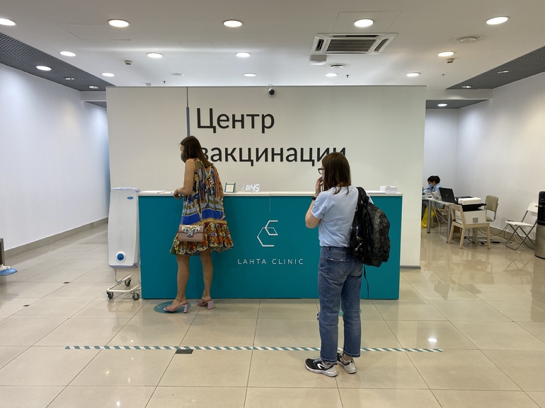 Петербуржцы собираются в очереди за тестами на ковид в поликлиниках, пока пункты вакцинации пустуют