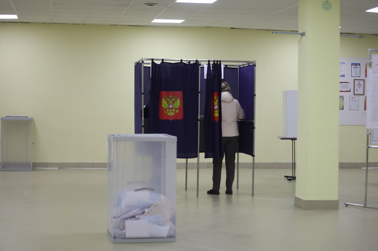 В Ростове и Карачаево-Черкесии в урны для голосования льют чернила